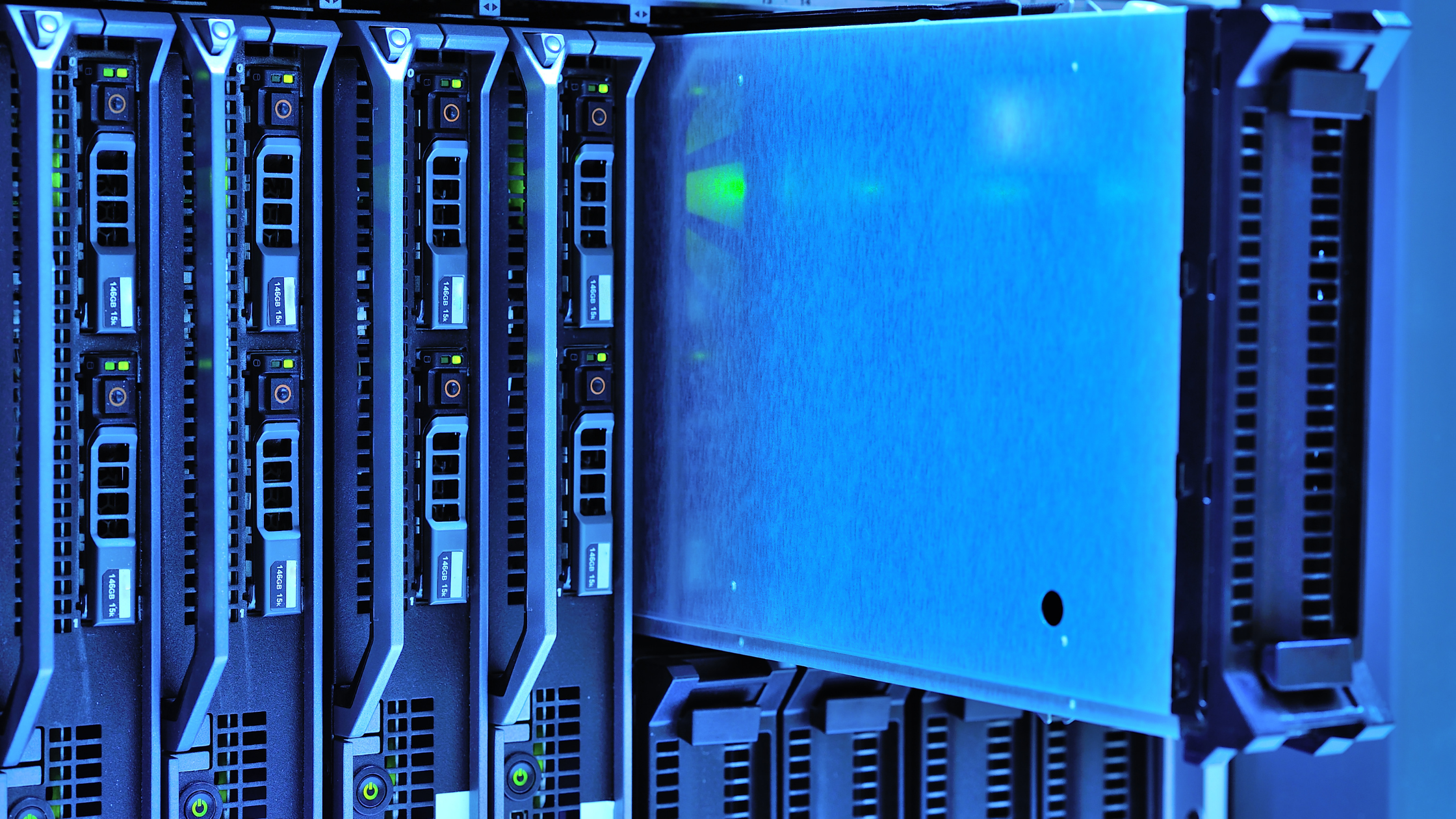 Data lake and data warehouse architectures compared.