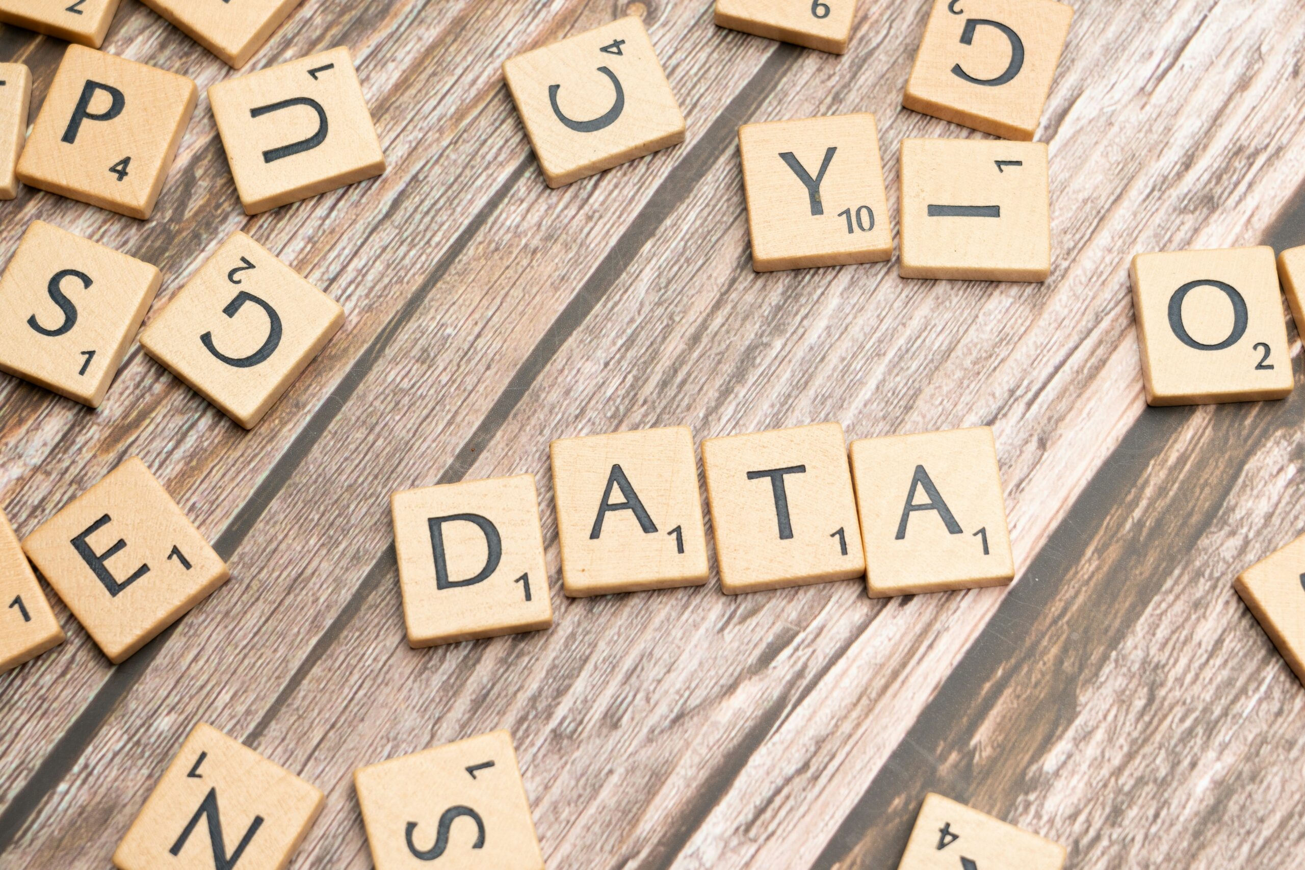 Structured and unstructured data shown in comparison.